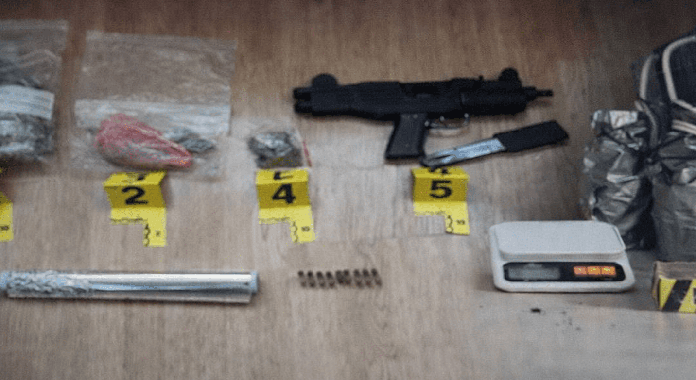 Armë e mjete të rrezikshme gjenden gjatë një kontrolli në Suharekë