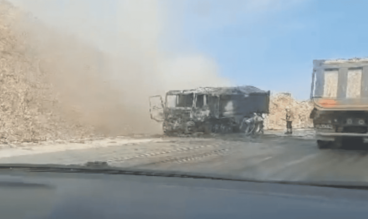 Një kamion shkrumbohet nga zjarri, në Vlorë