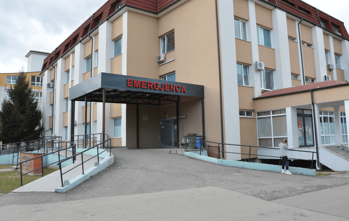 Punëtorët teknikë në spitalin e Gjakovës hyjnë në grevë