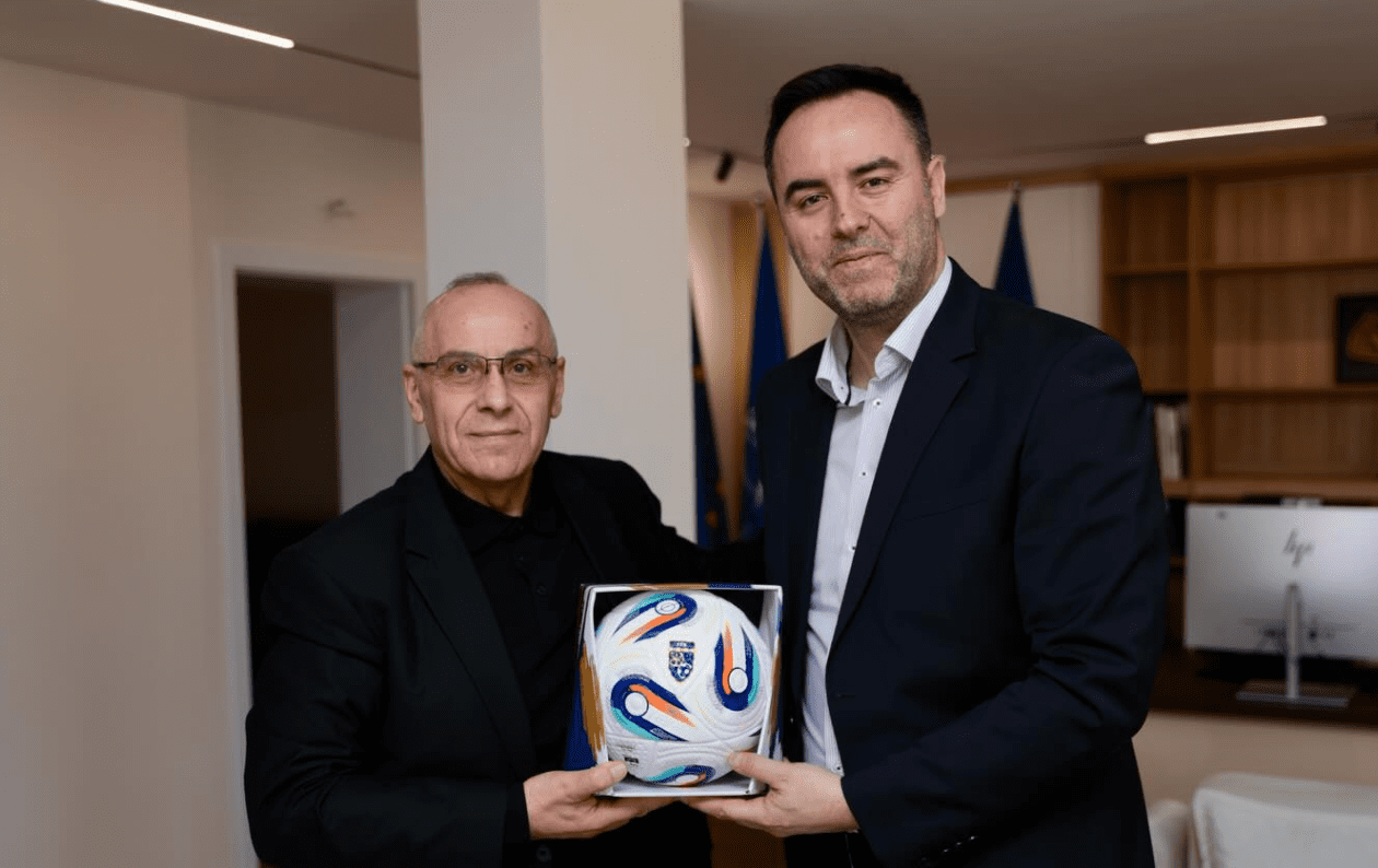 Ademi takohet me Konjufcën, flasin për ndeshjen e Kosovës me Sllovakinë