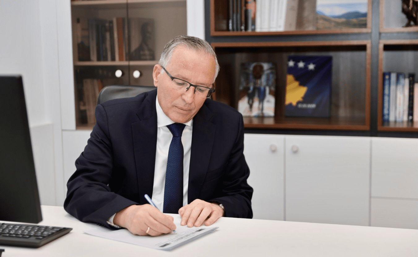 Hamza nënshkruan peticionin kombëtar në mbështetje të ish-krerëve të UÇK-së