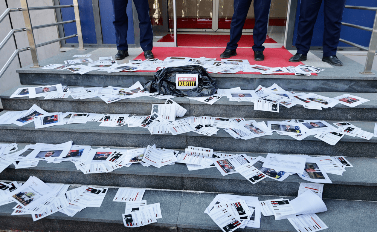 Rinia e PDK-së zbrazë thesin me “mashtrimet e Kurtit” për strukturat paralele: