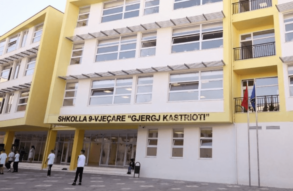 Dy të mitur vjedhin dhjetëra laptopë, në një shkollë në Lezhë