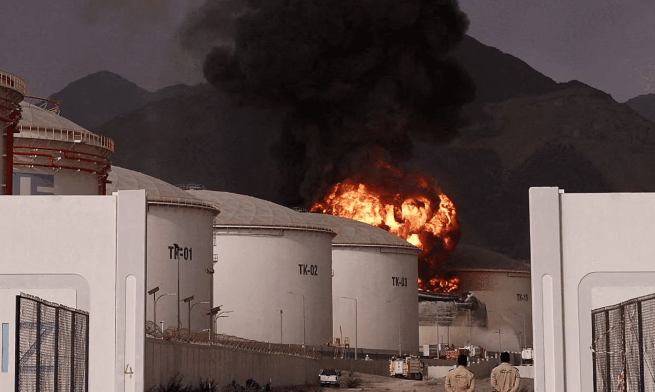 Izraeli zgjeron sulmet në Iran teksa digjen objektet energjetike në rajonin e Gjirit