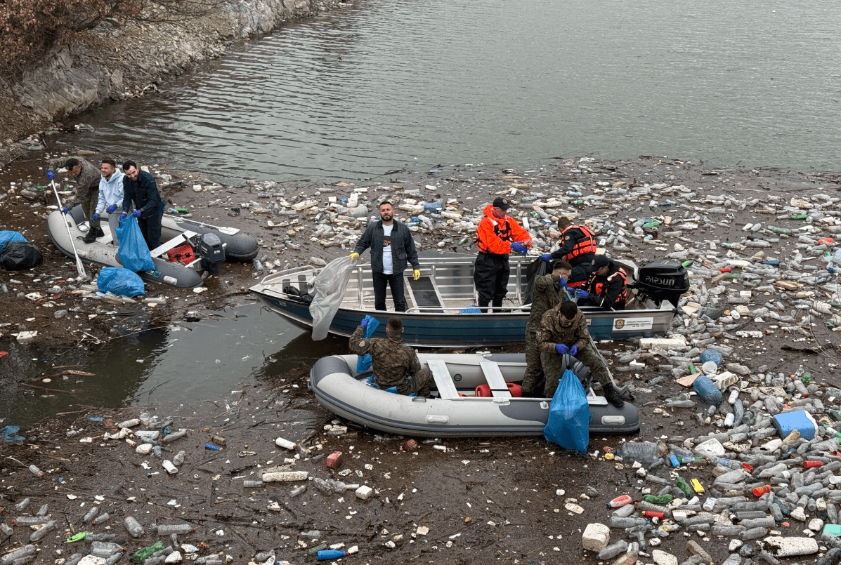 Rreth 200 vullnetarë pastrojnë Liqenin e Badocit në Ditën Botërore të Ujit
