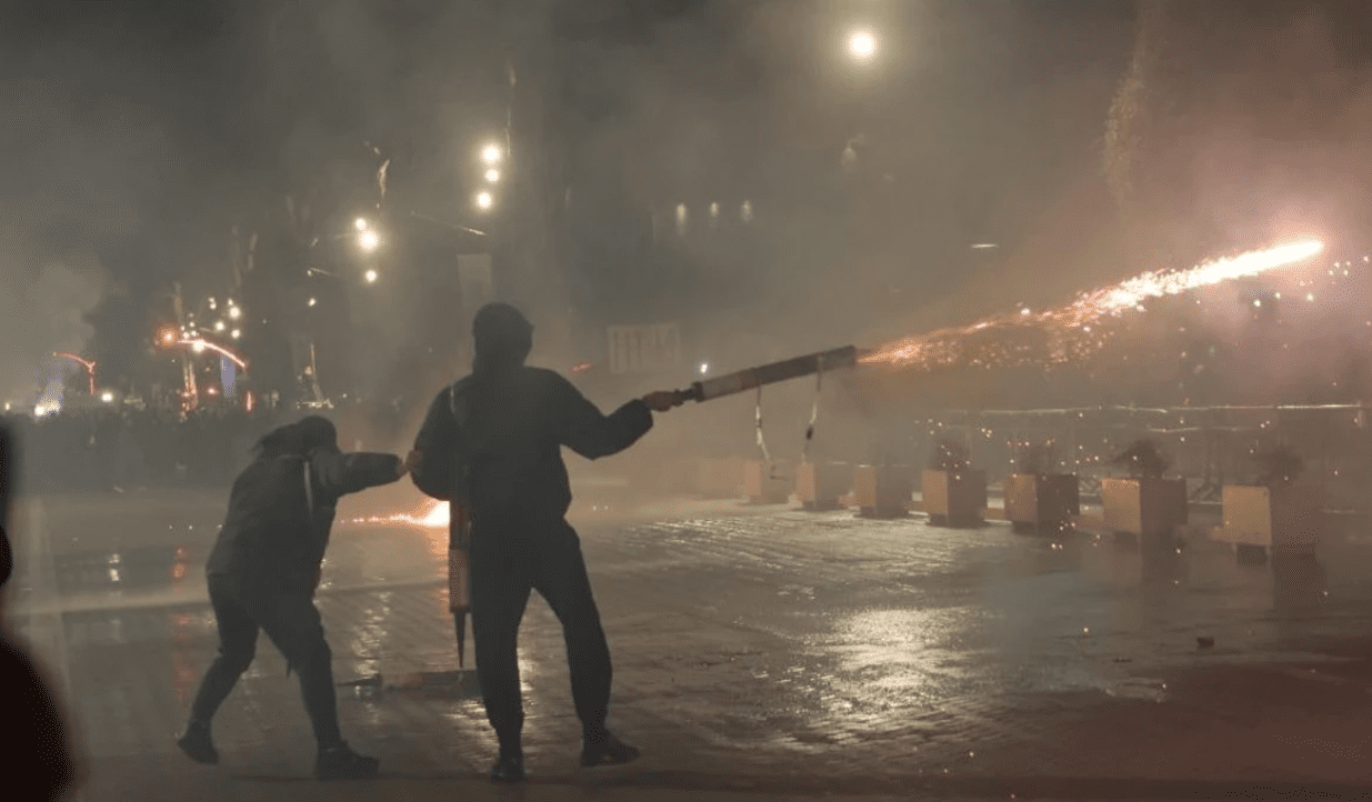 Përshkallëzohet protesta në Shqipëri,  sulme me molotov dhe gaz lotsjellës