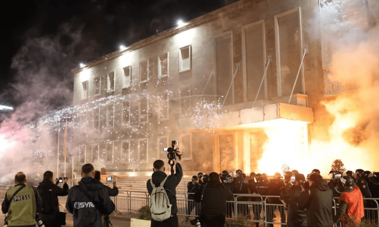 Protesta në Shqipëri përfundon me disa të lënduar