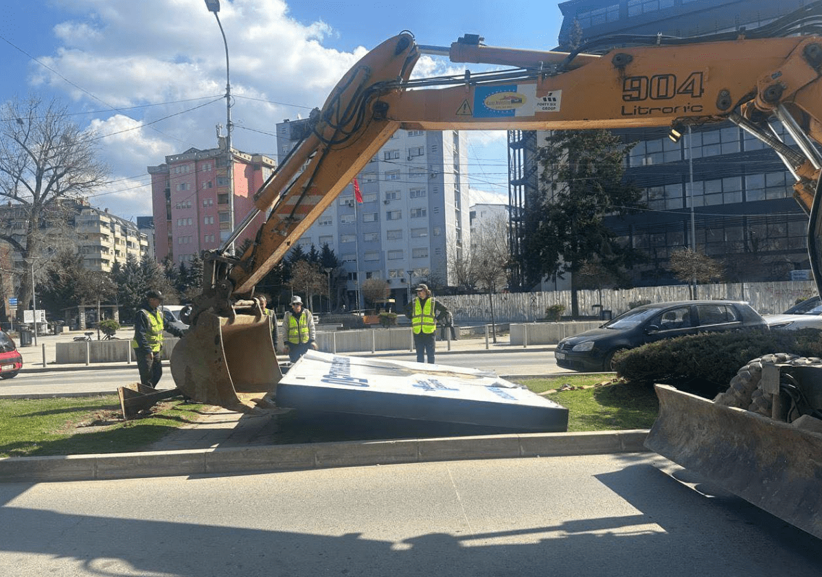 U tentua të hiqet billbordi i Thaçit e Veselit, reagon Peci: Kërkova përjashtim për foton e tyre