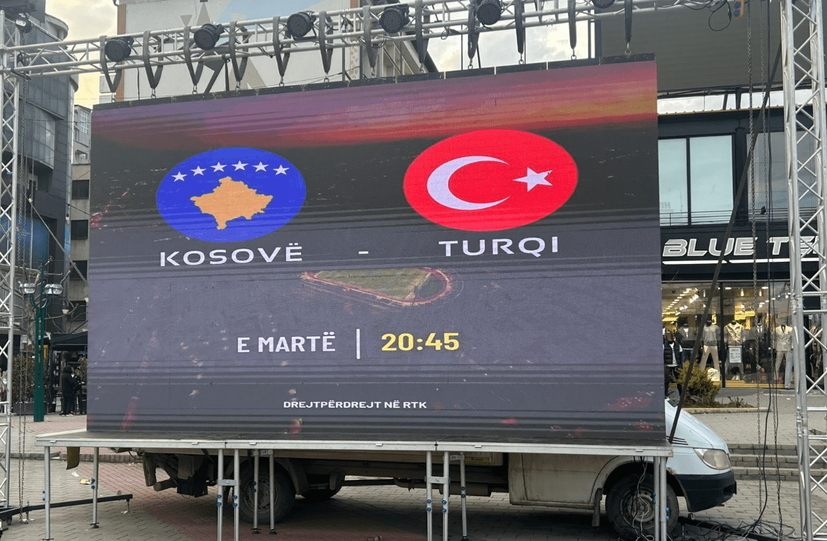 Komuna e Ferizajt organizon transmetimin e ndeshjes Kosovë–Turqi në sheshin “Adem Jashari”