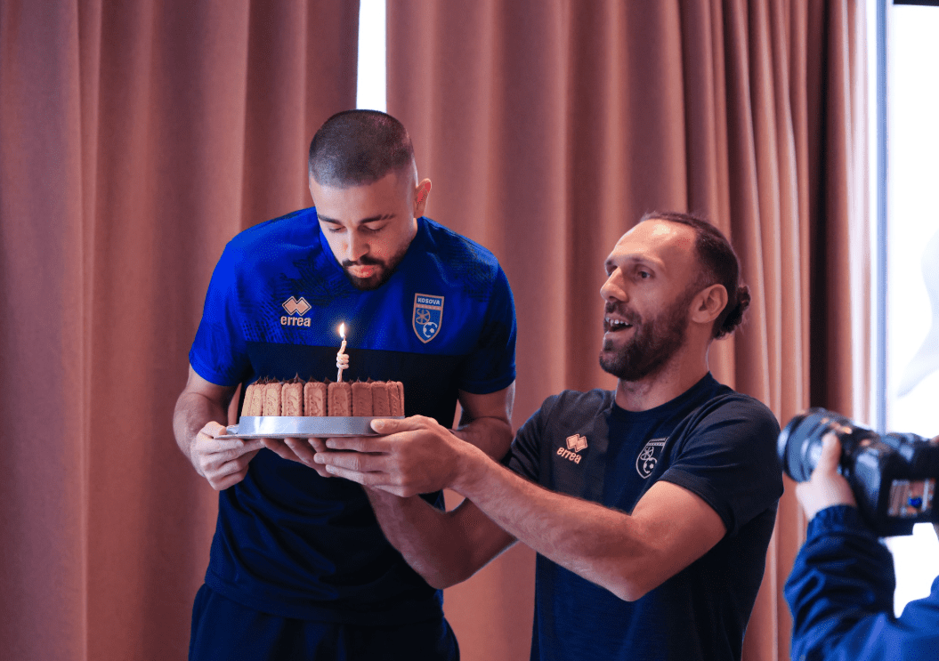 Lojtarë dardanë festojnë me tortë ditëlindjen e yllit Edon Zhegrova