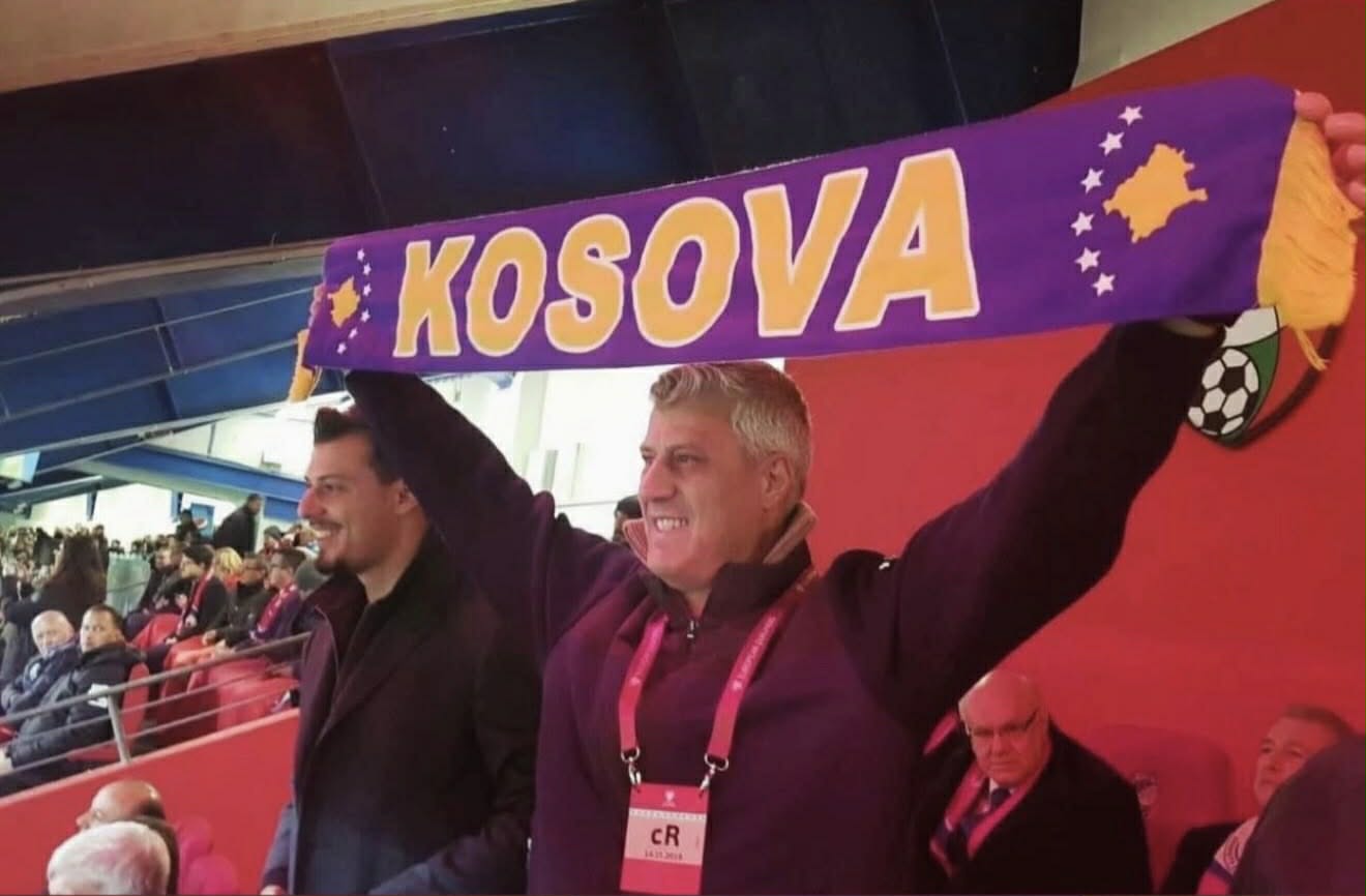 Ndeshja historike Kosovë-Turqi, Endrit Thaçi ndan foton emocionuese me babanë