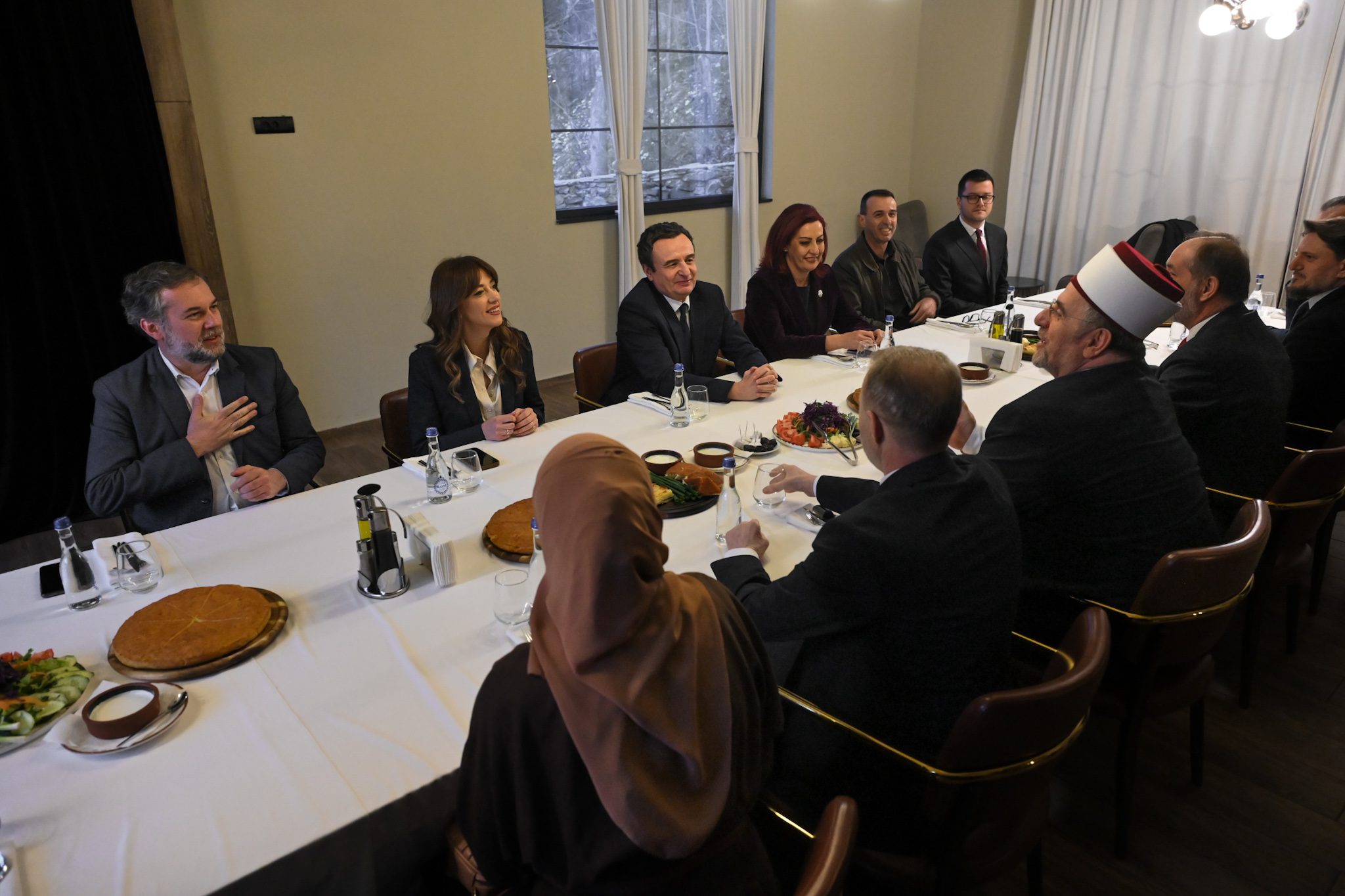 Kurti me kabinetin e tij i shtron iftar BIK-ut të Naim Tërnavës