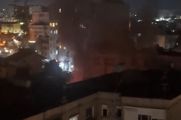 Tiranë: Një banesë përfshihet nga zjarri, humb jetën një i moshuar