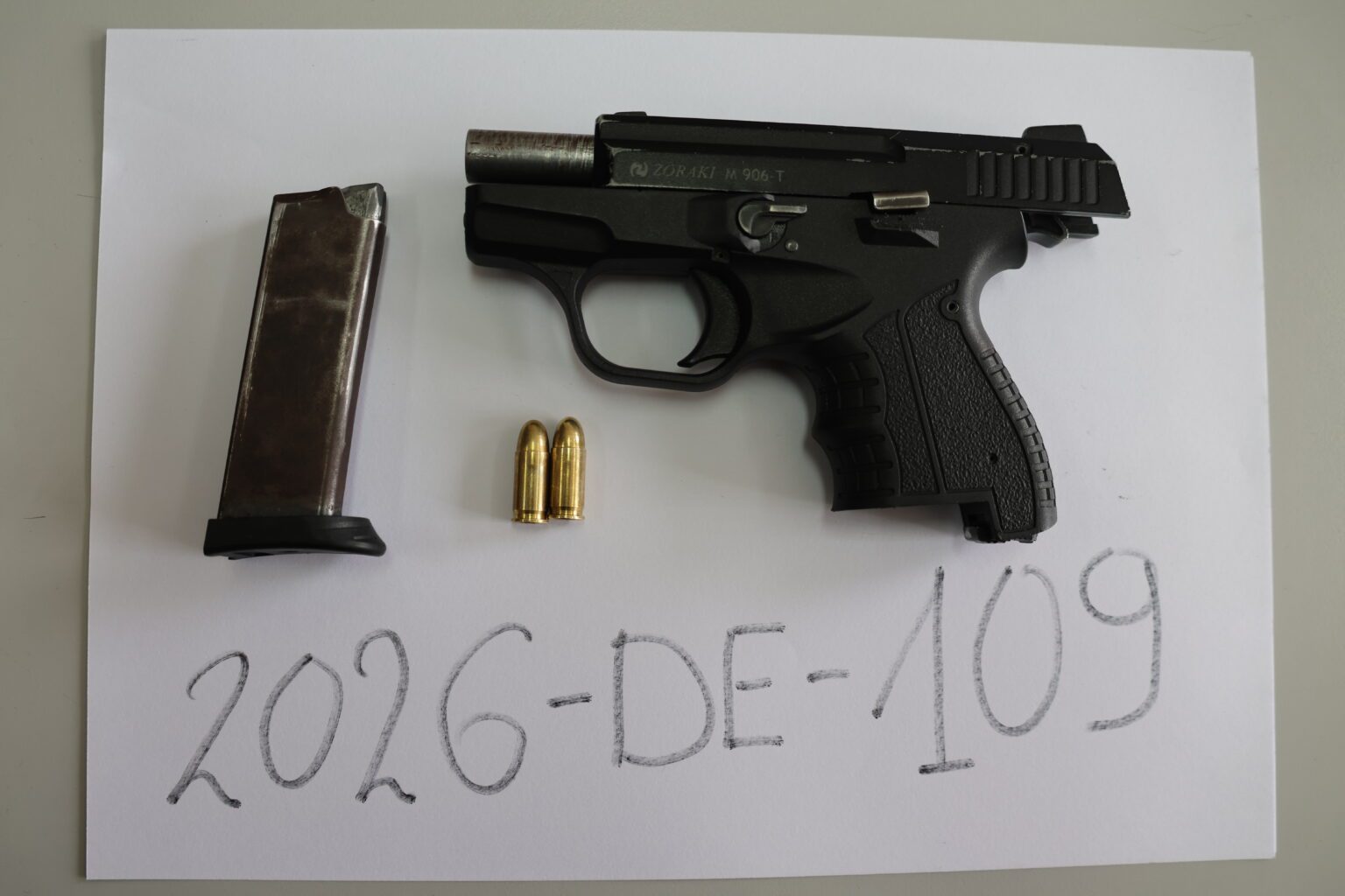 Policia arreston dy të rinj në Pejë për armëmbajtje në afërsi të një shkolle, konfiskon revole e brisk