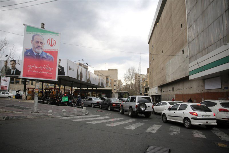 Radhë të gjata për furnizim me benzinë në Teheran