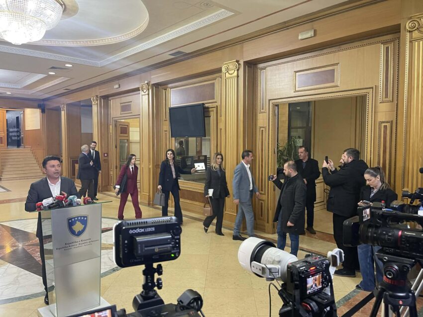 PDK largohet nga Kuvendi, nuk do të marrin pjesë në seancën e orës 22:00