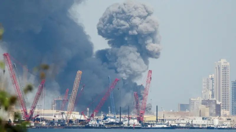 Një i vdekur në Dubai pasi mbetjet e një rakete ranë mbi automjet