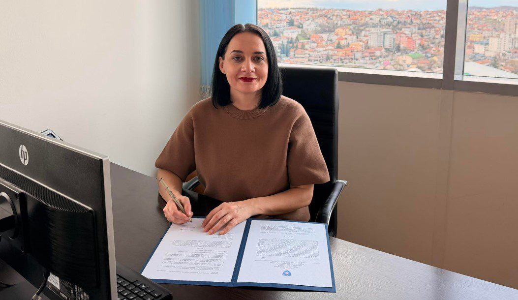 “Përplasje” institucionale për Rugovën: Pacolli i dërgon letër Muhaxherit