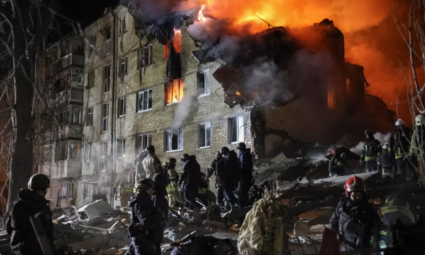 Sulmi rus ndaj një ndërtese banimi në Harkiv vret të paktën 10 persona, thotë Ukraina