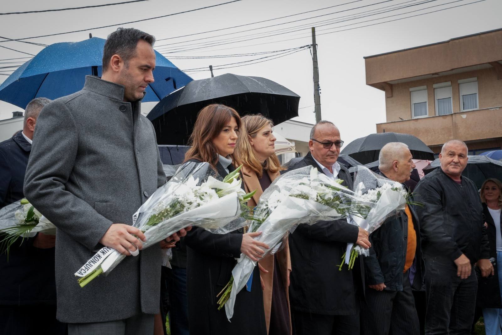 Haxhiu dhe Konjufca bëjnë homazhe për viktimat e masakrës së Podujevës