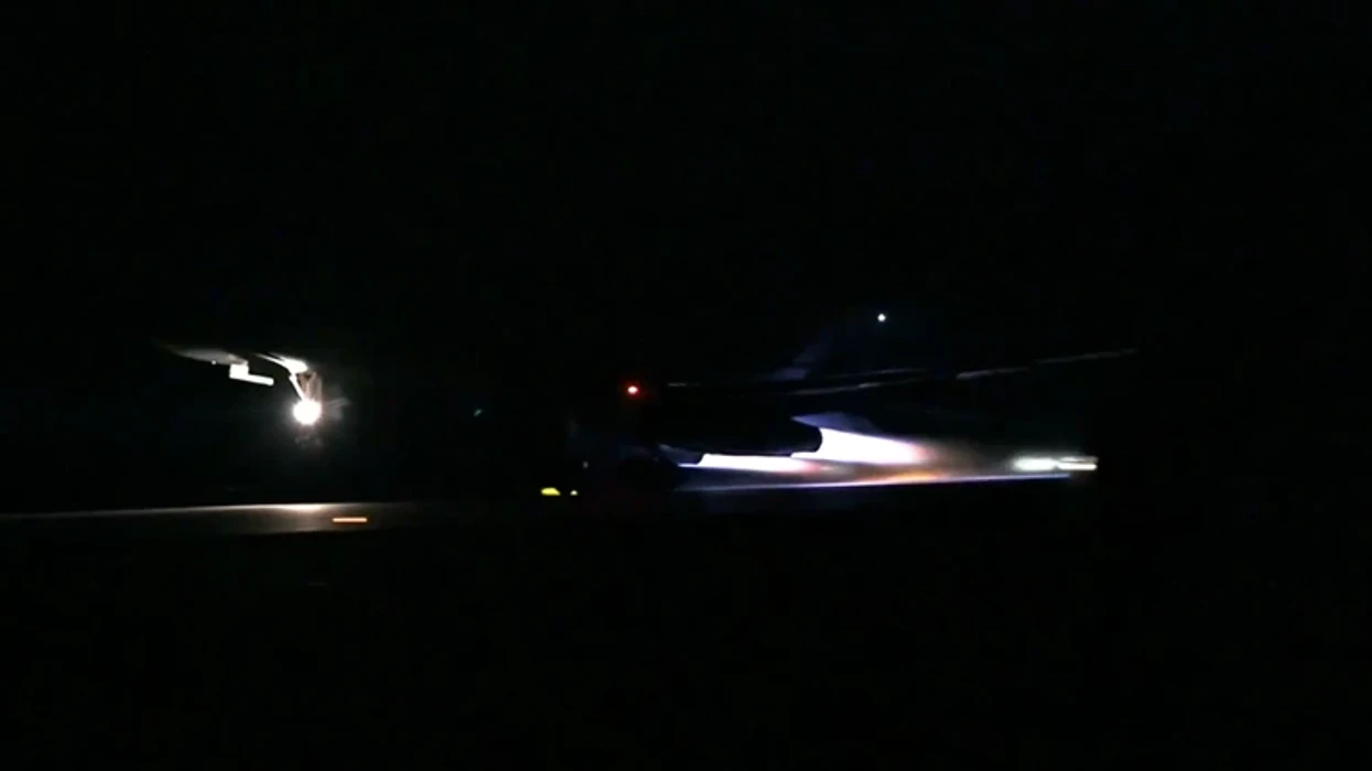 Publikohen pamje të bombarduesve amerikanë që kryen sulme thellë brenda Iranit