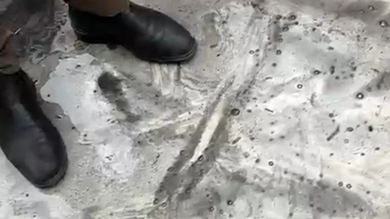 Në Teheran bie “shi i zi” pas sulmeve izraelite mbi depot e naftës