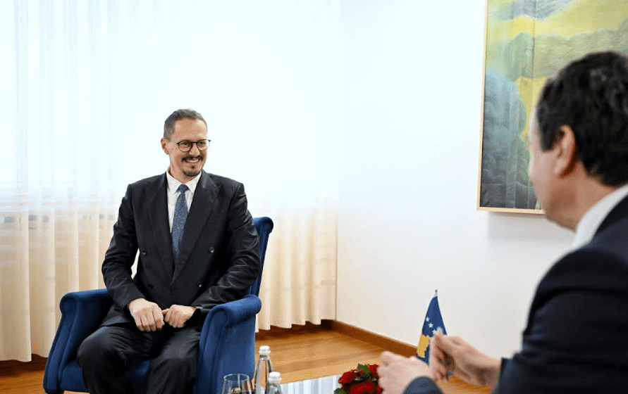 Ish gazetari Arton Konushevci emërohet zëvëndësministër i Pushtetit Lokal nga Kurti