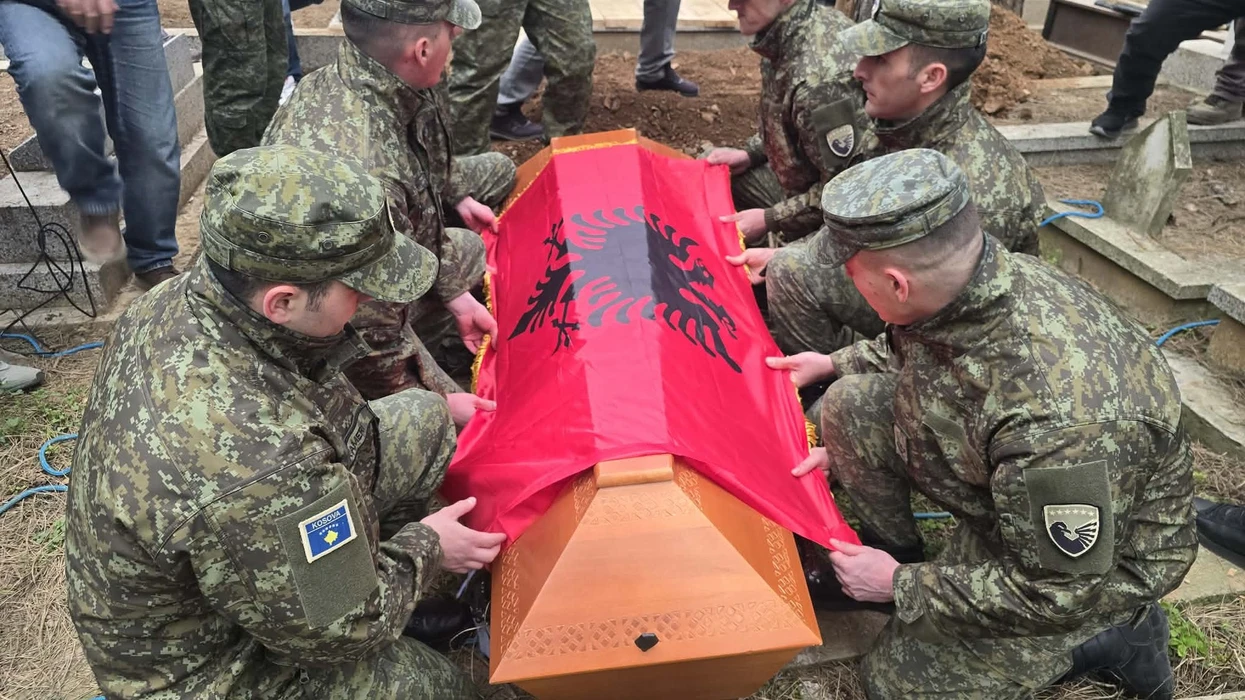 Tragjedia në Vjenë, varroset me nderime të larta ish-veterani i UÇK-së, Asllan Musliu