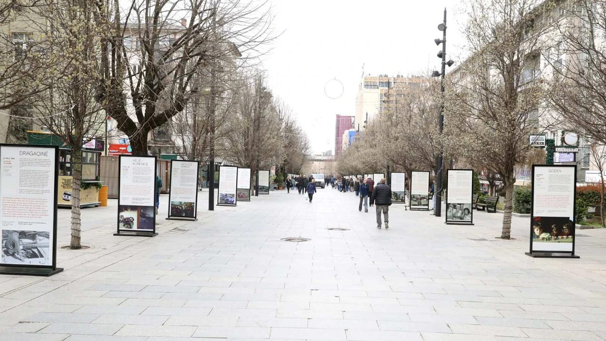 Prishtinë: Aksion për heqjen e ekspozitës për masakrat