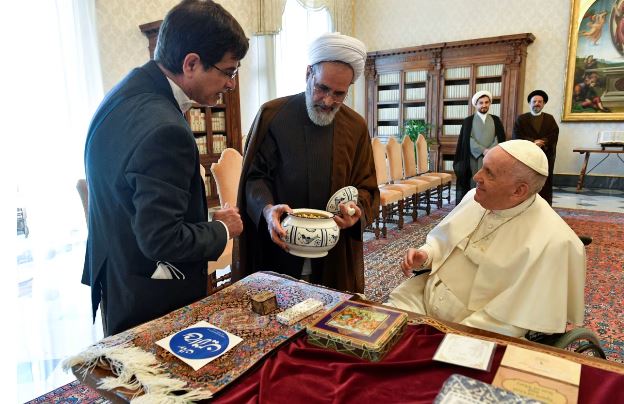 Irani formon këshill udhëheqës për të drejtuar vendin pas vrasjes së Khameneit