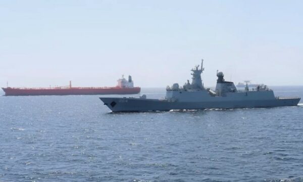 Irani “pranon të lejojë anijet pakistaneze të kalojnë përmes Ngushticës së Hormuzit”