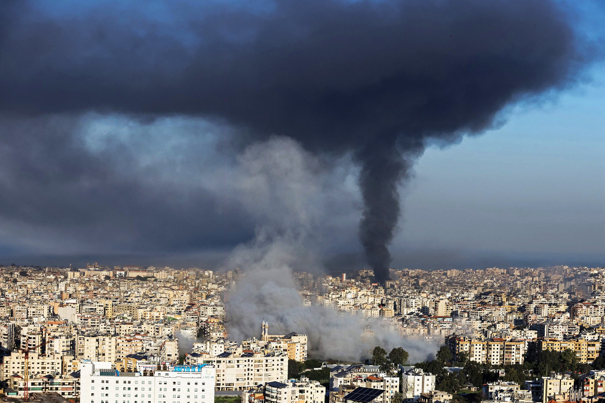 SHBA thotë se ka goditur rreth 2000 objektiva, Irani pretendon kontrollin mbi Hormuzin