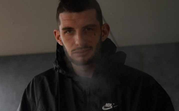 Pas sulmit fizik, reperi “Mossi” kërcënon sërish gazetarin Burim Pacolli