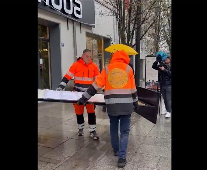 Komuna e Prishtinës në aksion – Largohen tabelat e ekspozitës me pasaktësi për masakrat