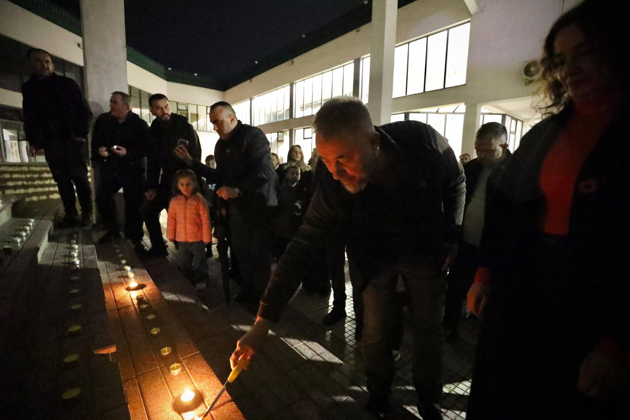 Lushtaku kujton Masakrën e Izbicës, ka “dy fjalë” edhe për ekspozitën e Shkëlzen Gashit