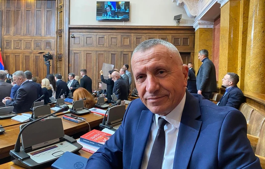 Kamberi: NATO të rishikojë Zonën Tokësore të Sigurisë pas manovrave serbe pranë kufirit me Kosovën