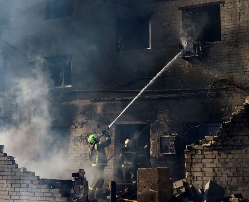 Katër të vrarë në sulmin ajror rus në rajonin e Kievit, thonë zyrtarët