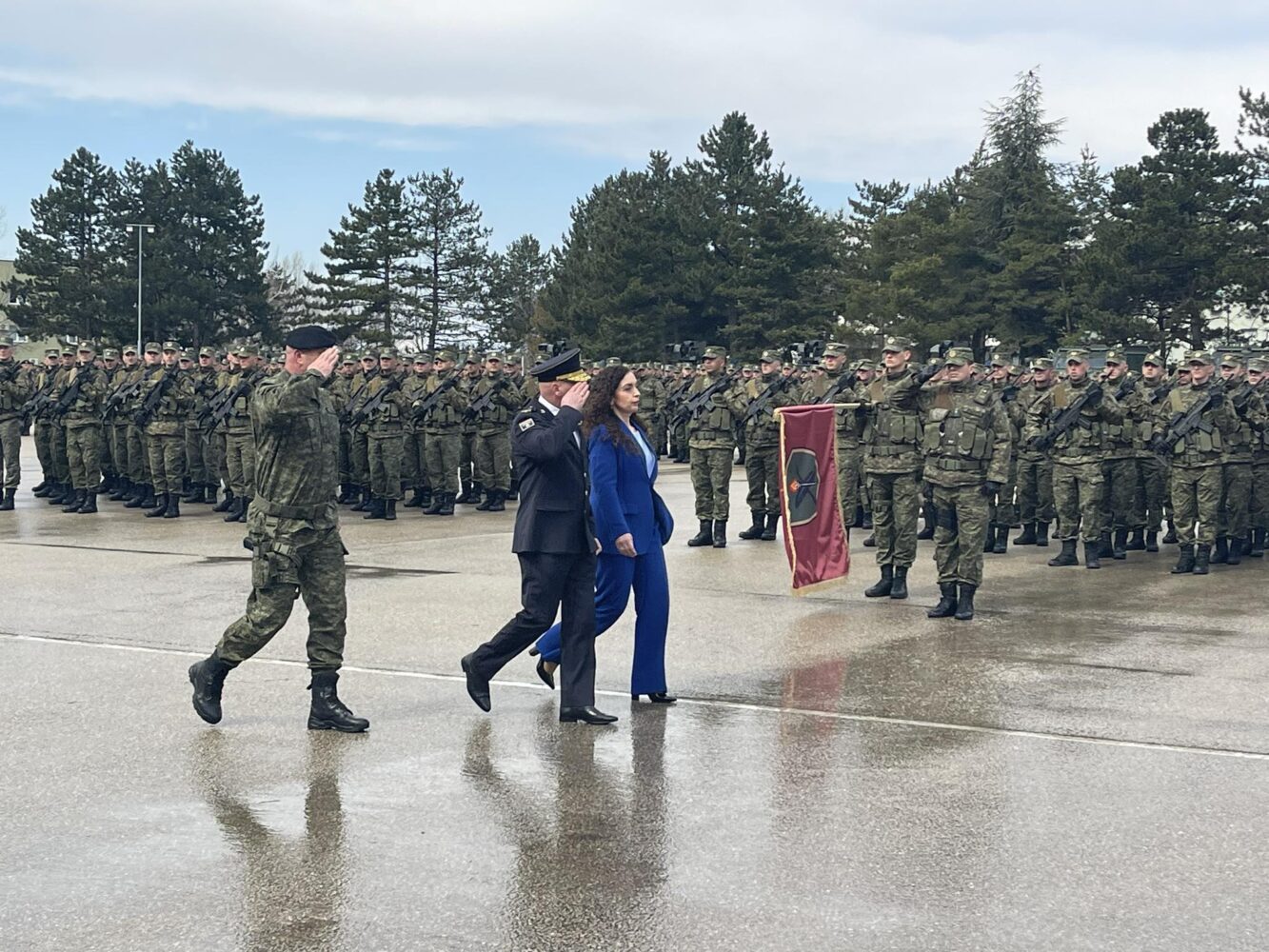 Presidentja Osmani parakalon para ushtarëve të FSK-së