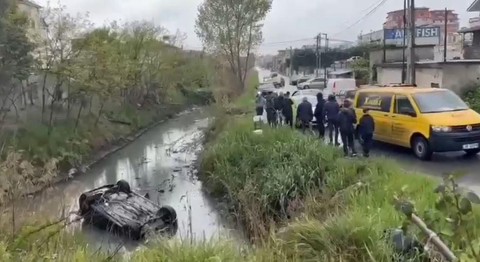 Durrës: Aksident i rëndë, 24-vjeçarja humb kontrollin e makinës dhe përfundon në kanal