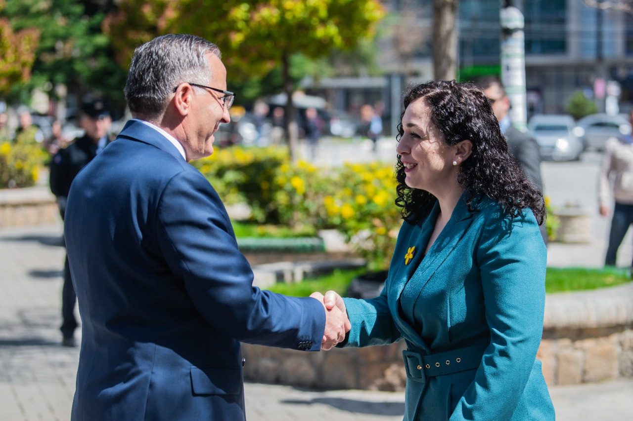 A mund të ketë Vjosa Osmani bashkëpunim me PDK-në? Përgjigjet Bedri Hamza