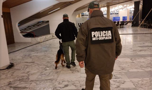 Sërish alarm për bombë në Tiranë, evakuohen punonjësit dhe qytetarët