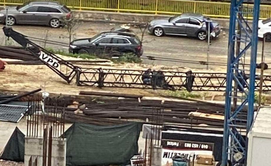 Gjendja e punëtorit që ra nga vinçi është stabile, QKUK jep detaje