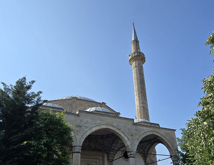 “Lironi pronat, ose do të keni pasoja të rënda në familje”, banorët pranë Xhamisë së Madhe në Prishtinë marrin letra kërcënuese