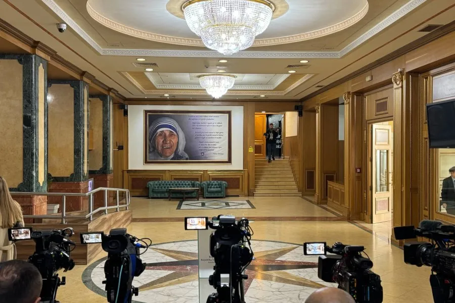 “Mysafir i veçantë”: Deputetja e LDK-së, Kica-Xhelili e merr foshnjen me veti në Kuvend