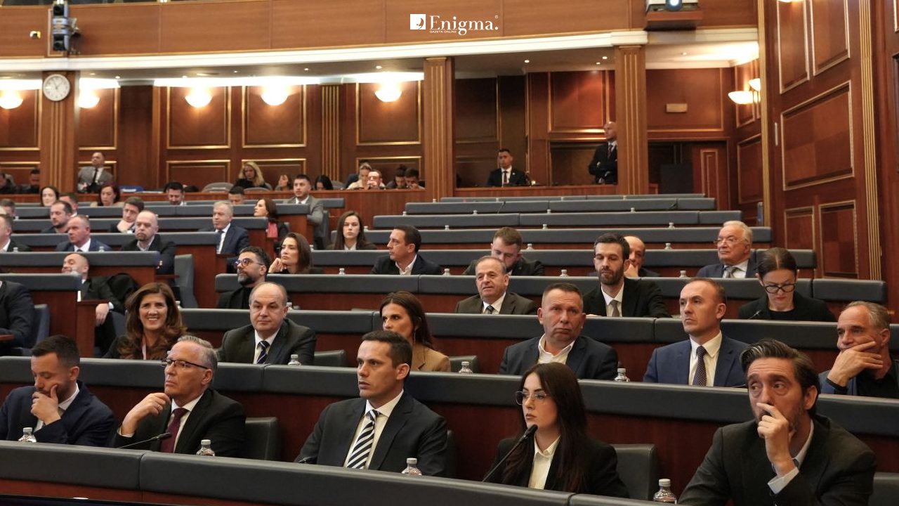 “Tendencë për me ndërtu agjendë të fushatës” – LDK e PDK s’i mbështesin tetë projektligjet e LVV-së