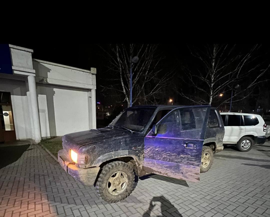 Policia ndalon një veturë me mallra të kontrabanduara në Banjskë, gjenden edhe targa të Serbisë