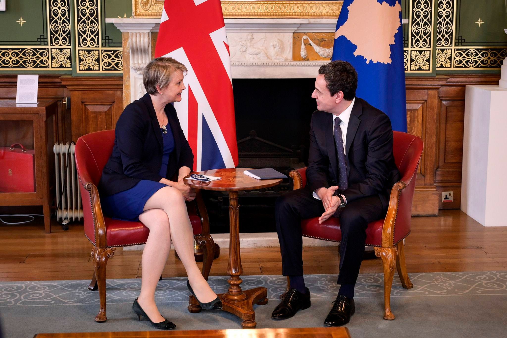 Kurti nis vizitën në Londër, flet për “kërcënimet e vazhdueshme nga Serbia” dhe tri parakushtet për vazhdim të dialogut