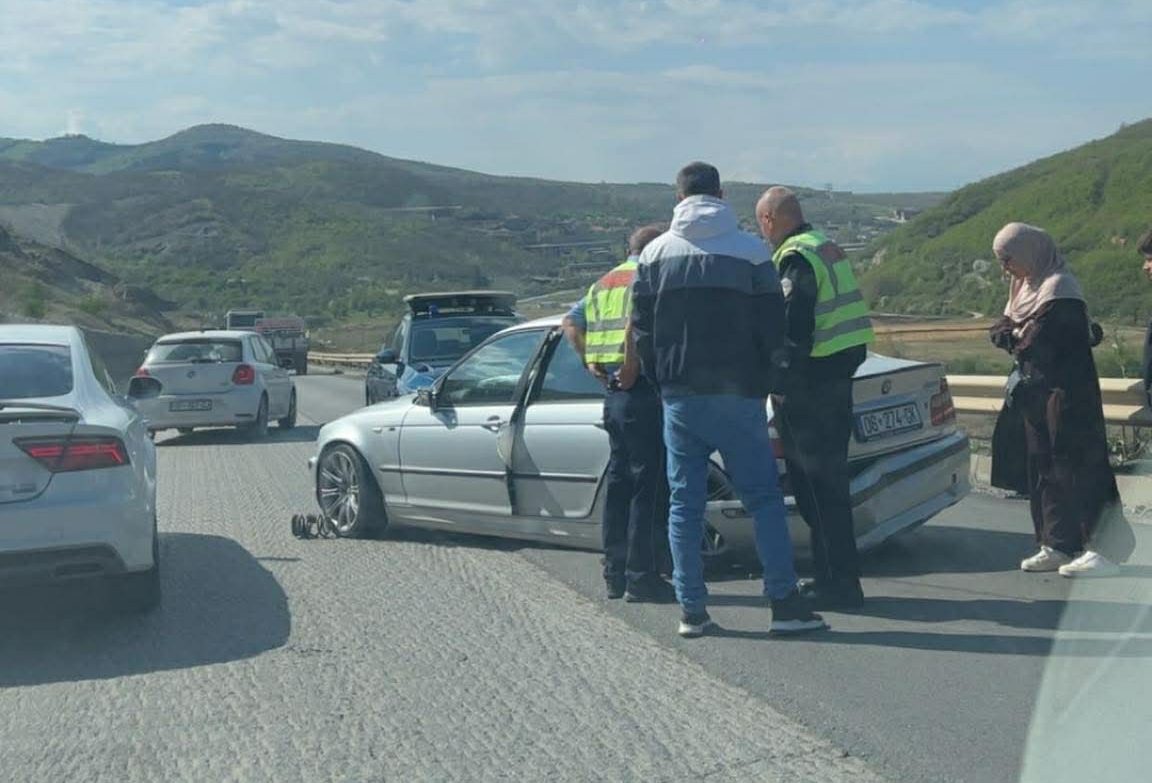 Aksident midis tri veturave në Kishnicë