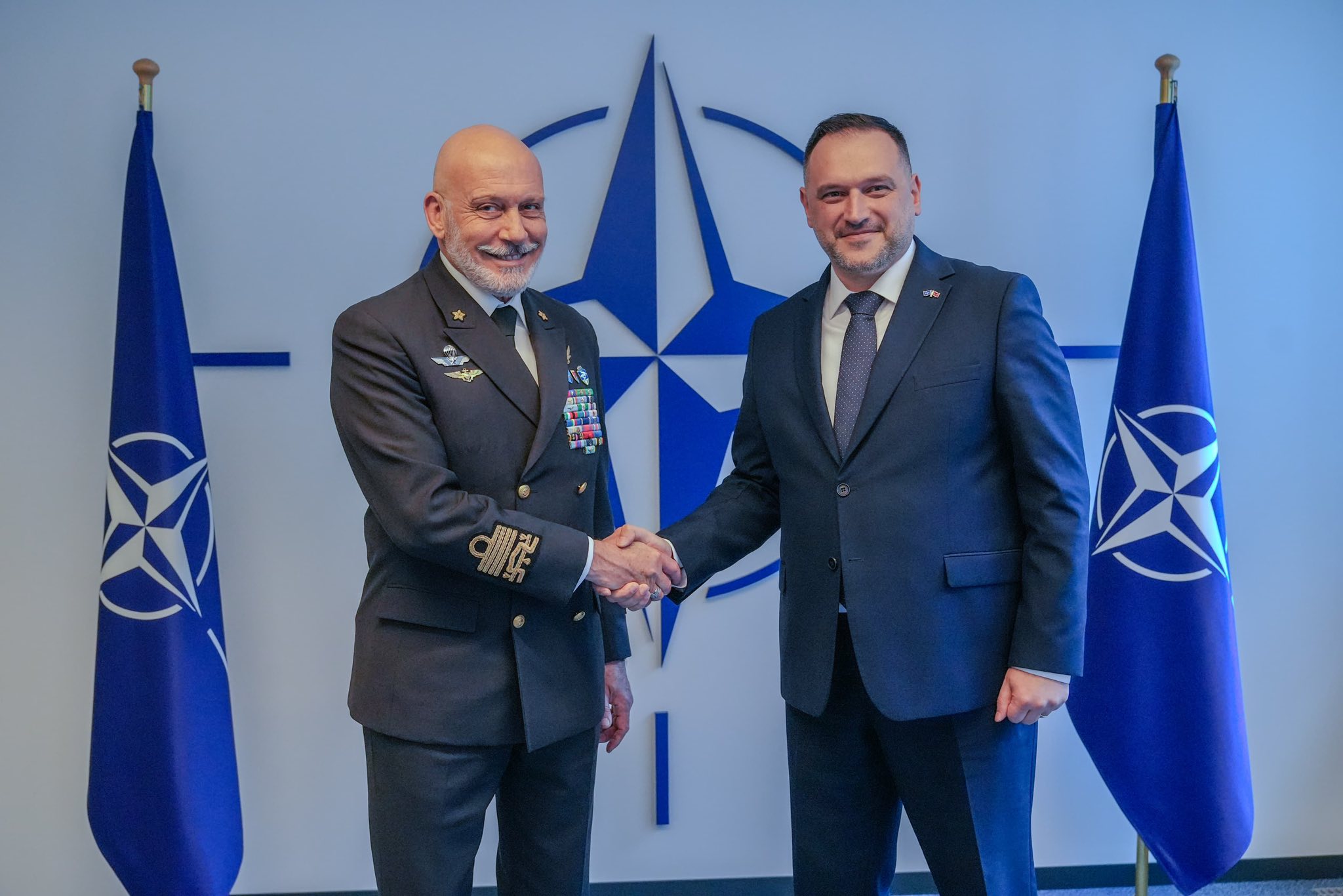 Ministri shqiptar i Mbrojtjes takohet me zyrtarin e NATO-s në Bruksel