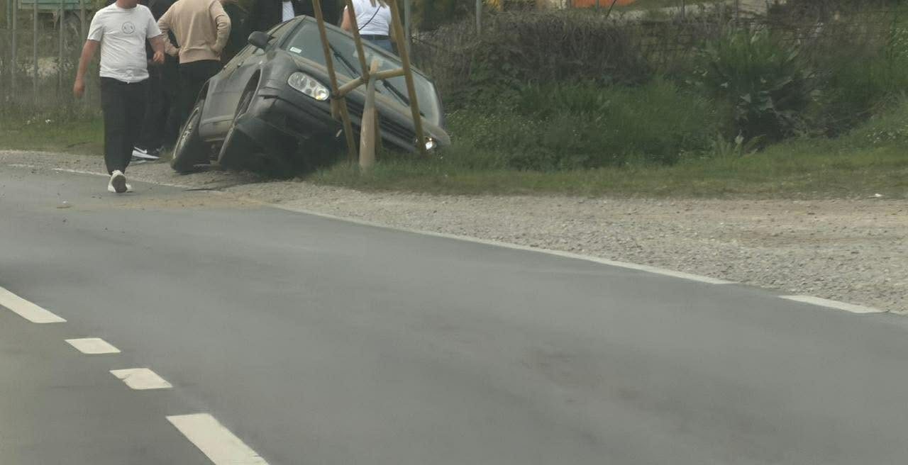 Aksident në magjistralen Prishtinë – Gjilan, vetura përfundon jashtë rrugës